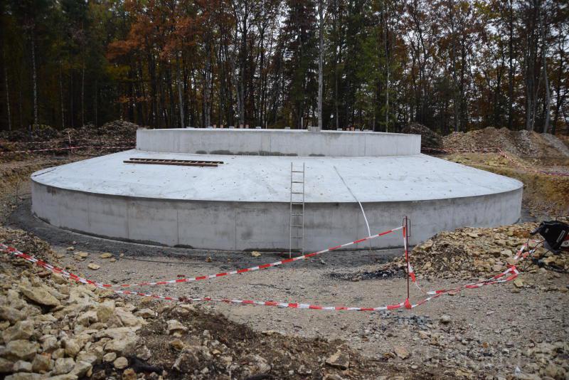 Drei Fundamente werden im Wald bei Wiechs am Randen gerade in den Boden gegossen. Auf den 71-Tonnen-Sockeln sollen sich später die 200-Meter-Windräder drehen. | Bild: Jörg Braun