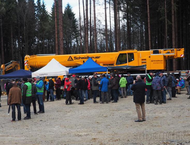Zahlreiche Besucher fanden den Weg hinauf zu den Verenafohren und informierten sich vor Ort über den Baufortschritt der Windkraftanlage – im Hintergrund der schwere Hydraulik-Kran. | Bild: Elmar Veeser