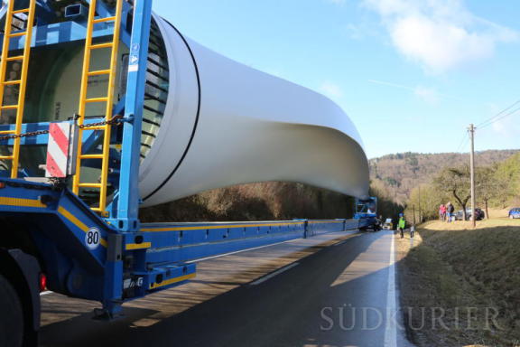 Mächtig ragt das Windrad über den Spezialtransporter, der auf dem Weg in das Dorf Wiechs am Randen ist. Bilder: Sabine Tesche (4), Viktoria Nitzsche (2) | Bild: Sabine Tesche