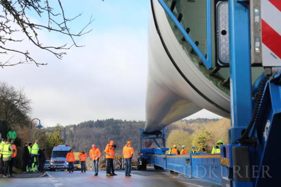 Viele Sicherheitsleute und Zuschauer verfolgen das Spektakel bei der Anlieferung der Rotorblätter im Oberdorf von Wiechs. | Bild: Sabine Tesche