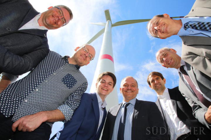 Sie freuen sich über die Eröffnung des Windparks Verenafohren: (von links) Andreas Reinhardt (IG Hegauwind), Bene Müller (Solarcomplex), Bürgermeister Marian Schreier, der Radolfzeller OB Martin Staab, Bundestagsabgeordneter Andreas Jung, Regierungsrat Martin Kessler und Peter Sartena (IG Hegauwind). Bild: Sabine Tesche